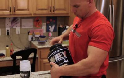 fit man opening whey protein