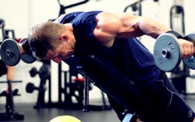 Man doing reverse flys in the gym