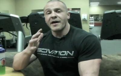 Bodybuilder explaining diet at a table