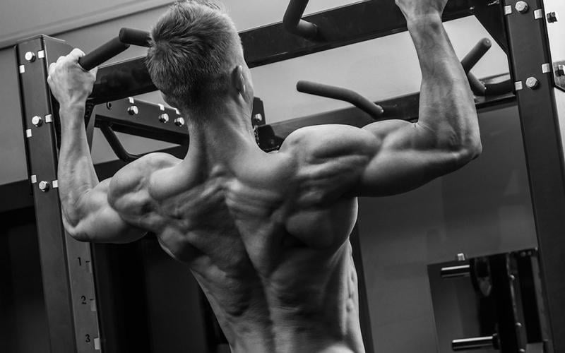 Man doing a pull up in the gym